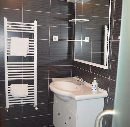卡斯特罗公寓酒店 * Zrnovo