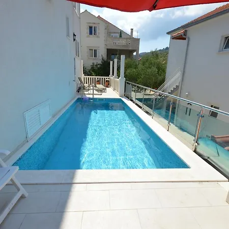 Rezidence Castello Apartman Zrnovo